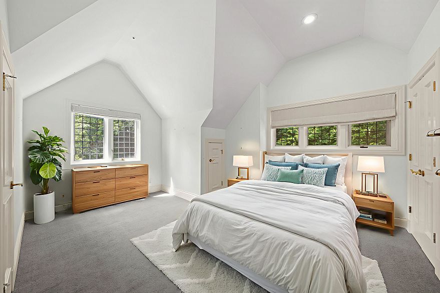 1323 The Crescent Crescent