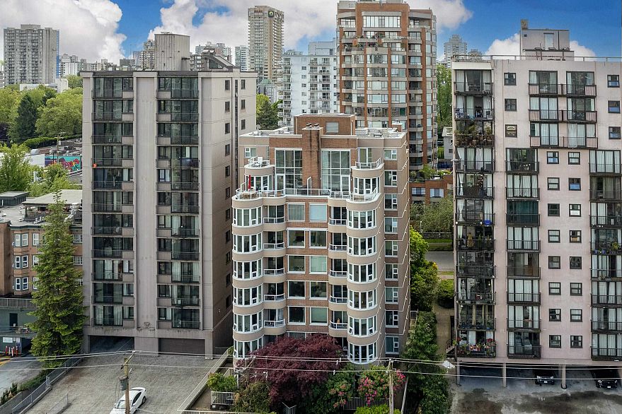 402 1845 Robson Street