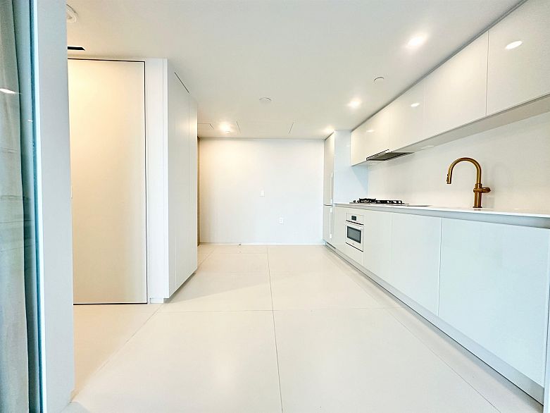 1033 NELSON STREET, Vancouver BC V6E 0E5