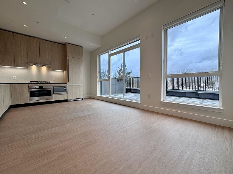 601 2235 E Broadway