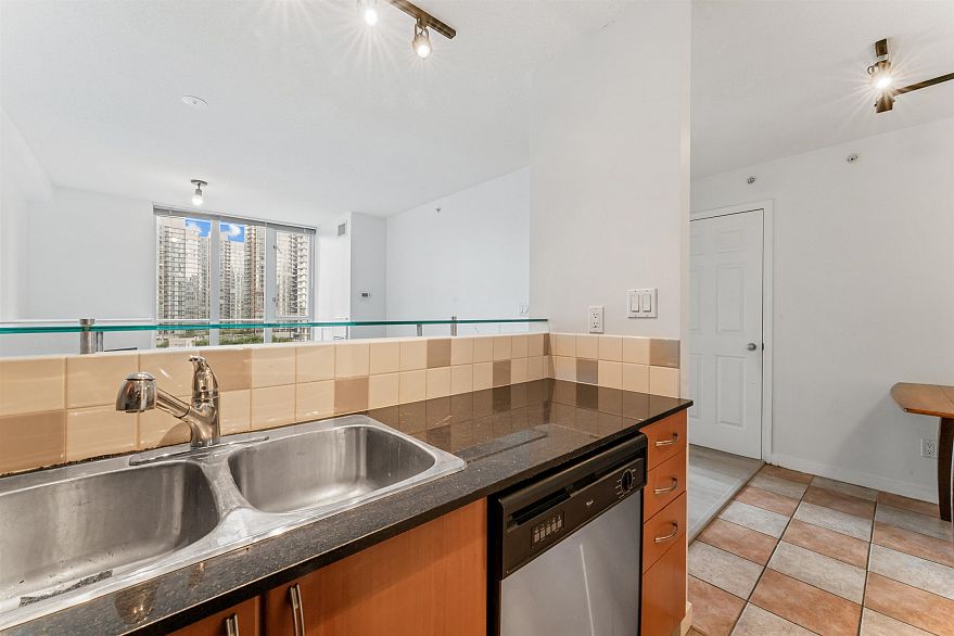 1510 63 Keefer Place