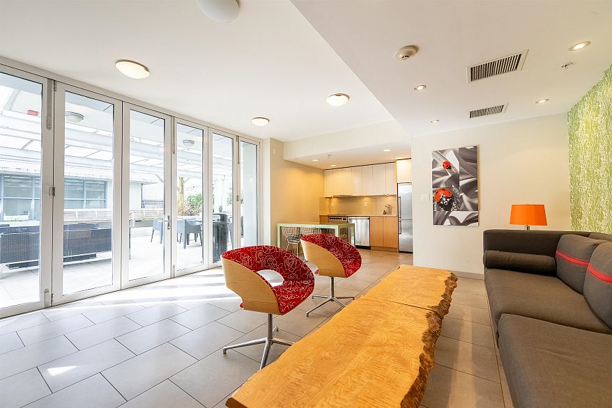 1002 1205 Howe Street