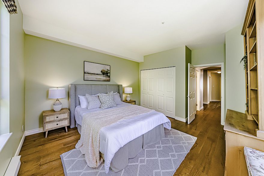 213 5835 Hampton Place