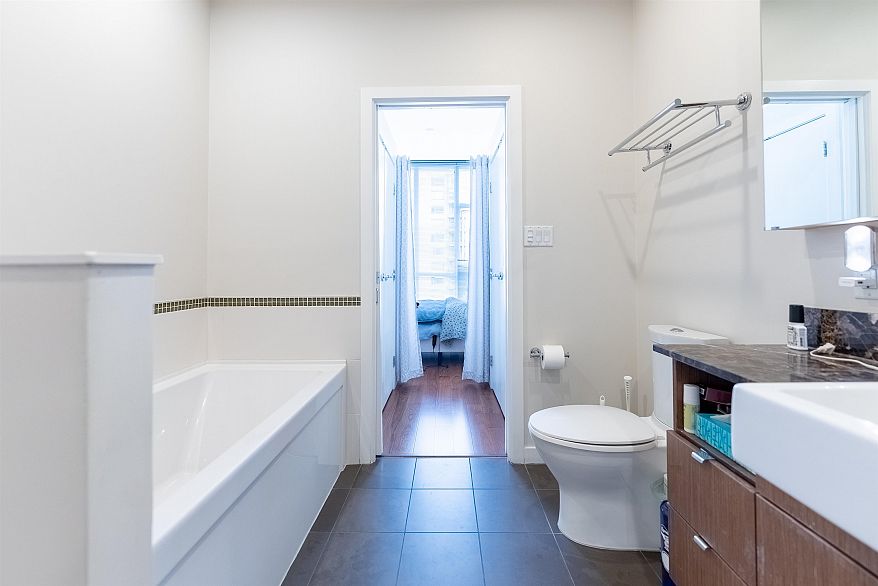 1002 1205 Howe Street