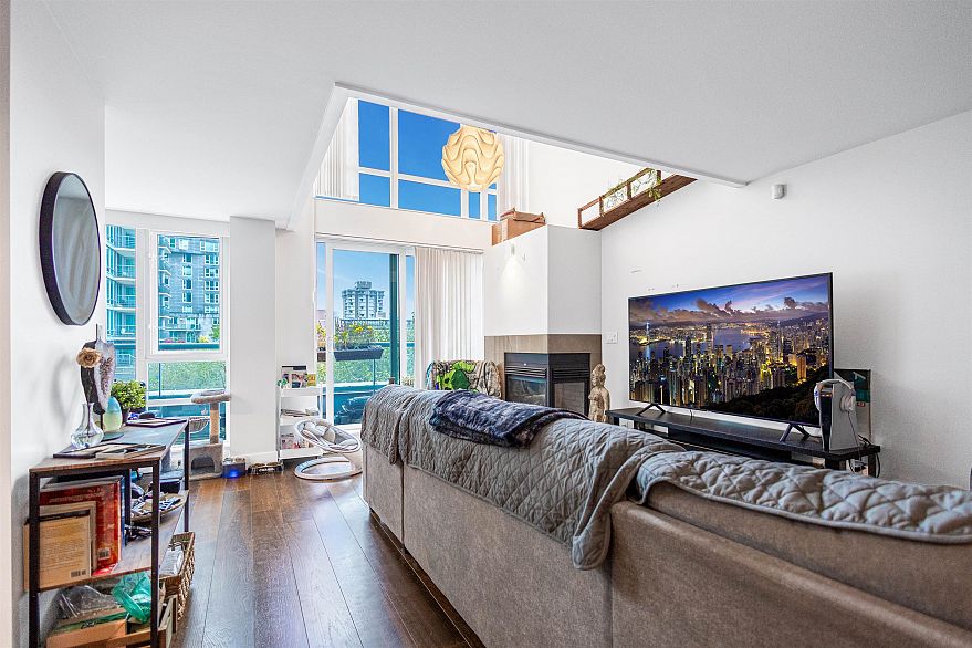 407 499 Broughton Street