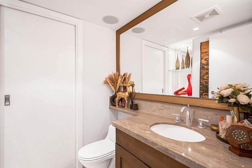 407 499 Broughton Street