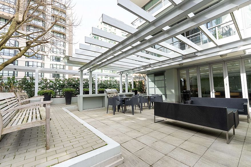 1002 1205 Howe Street