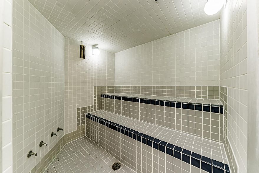 213 5835 Hampton Place