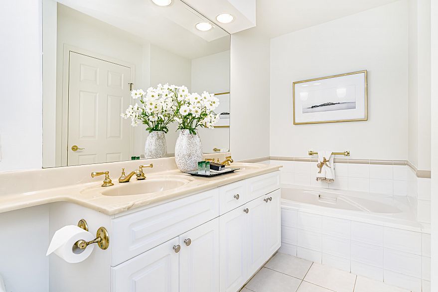 213 5835 Hampton Place