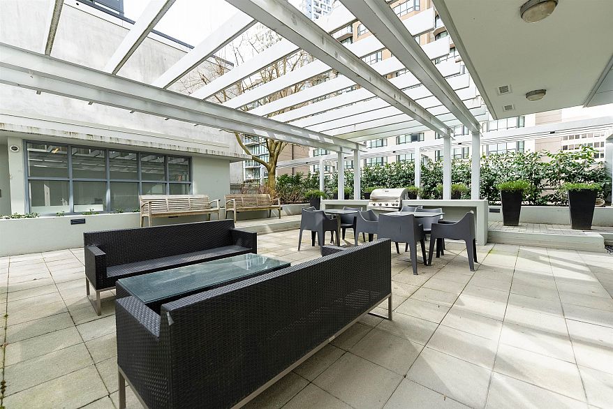 1002 1205 Howe Street