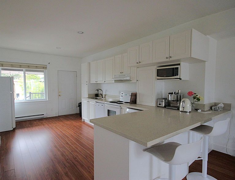 112 E King Edward Avenue