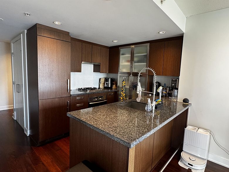 1705 1055 Richards Street