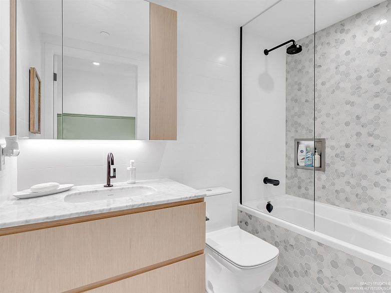 605 1180 Broughton Street