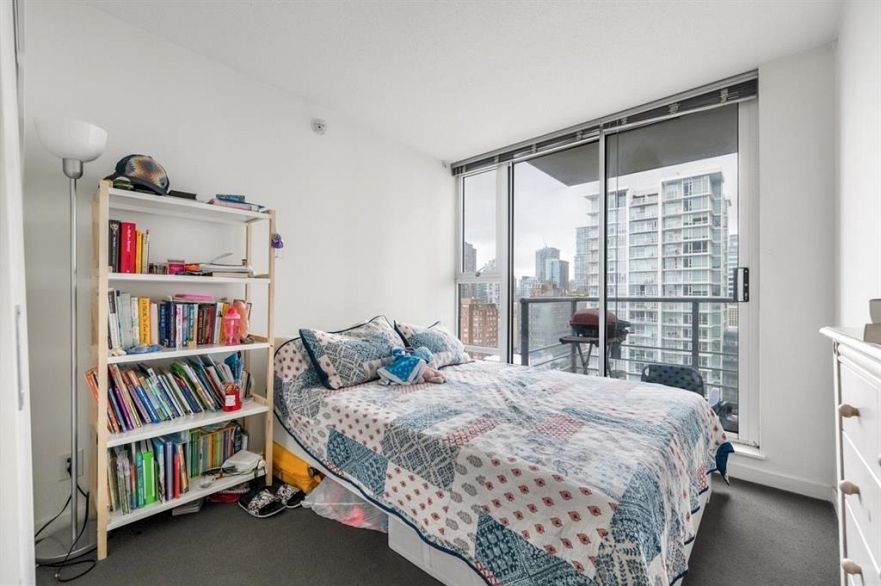 1806 111 W Georgia Street