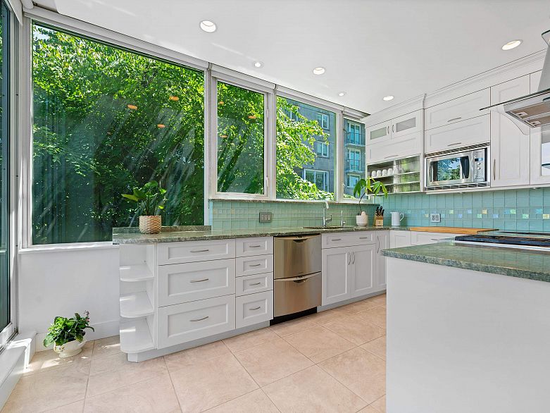 L302 1550 Coal Harbour Quay