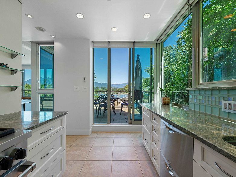 L302 1550 Coal Harbour Quay