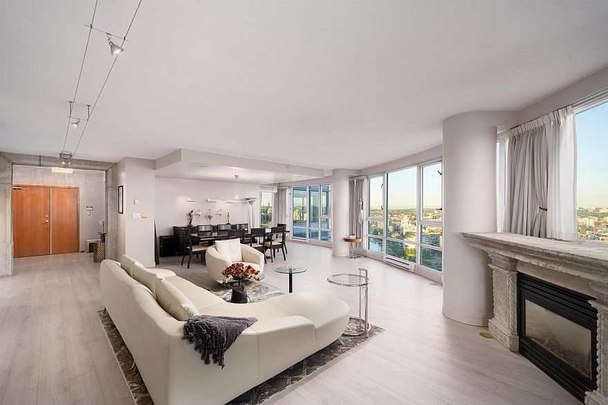 3903 1033 Marinaside Crescent