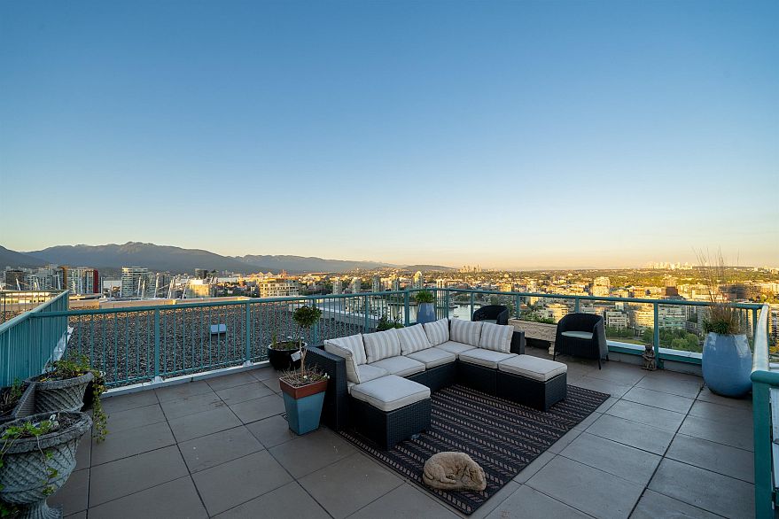 3903 1033 Marinaside Crescent