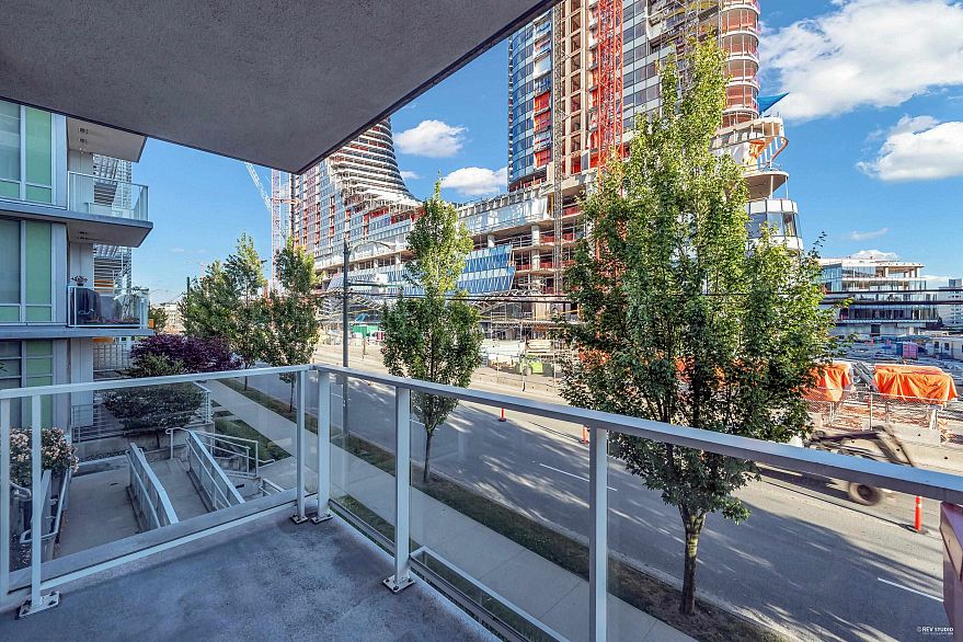 211 677 W 41st Avenue