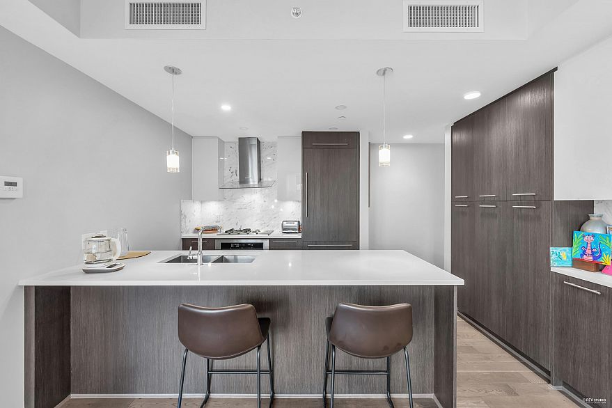 211 677 W 41st Avenue