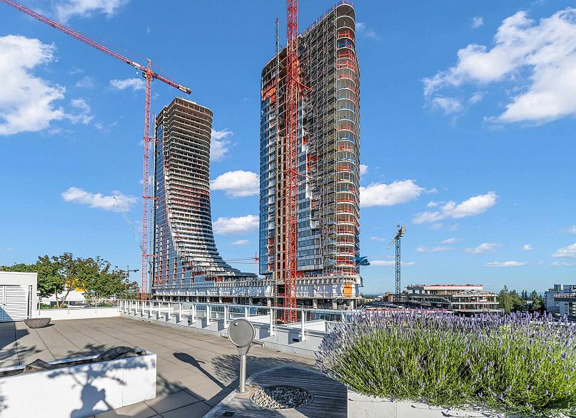 211 677 W 41st Avenue