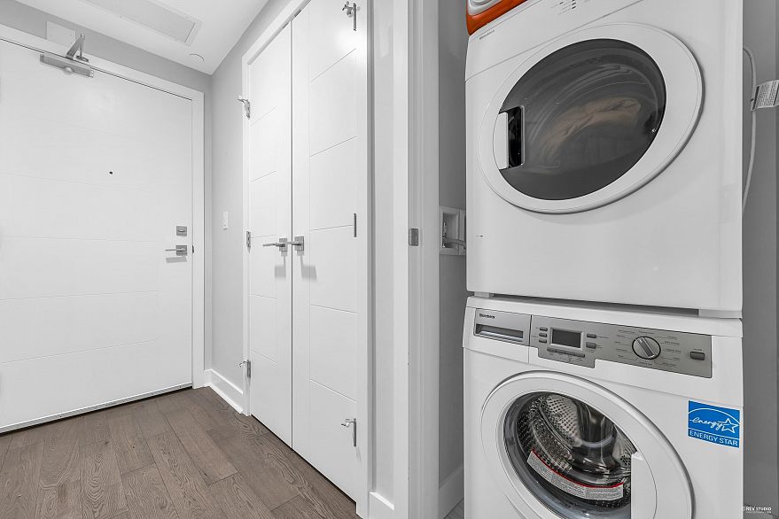 211 677 W 41st Avenue