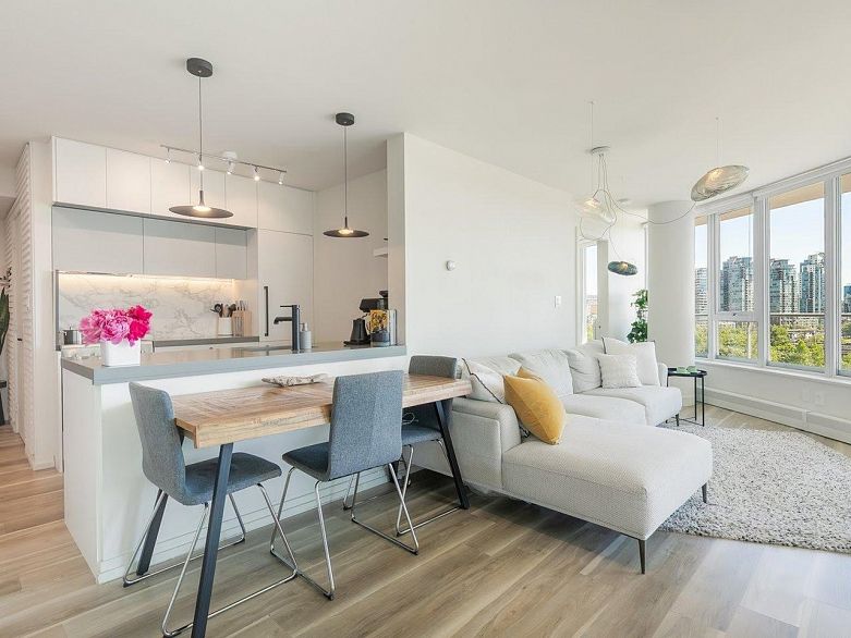 1002 58 Keefer Place