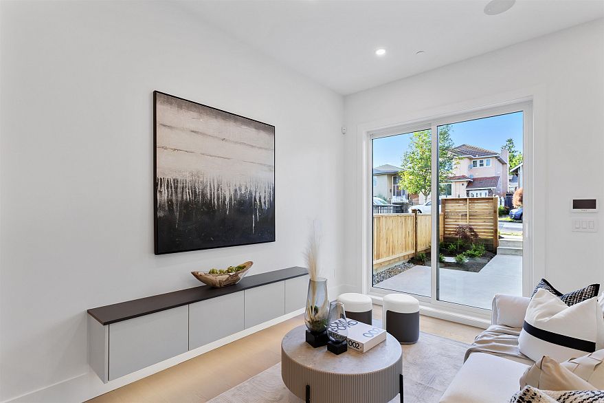 1 2864 E Georgia Street