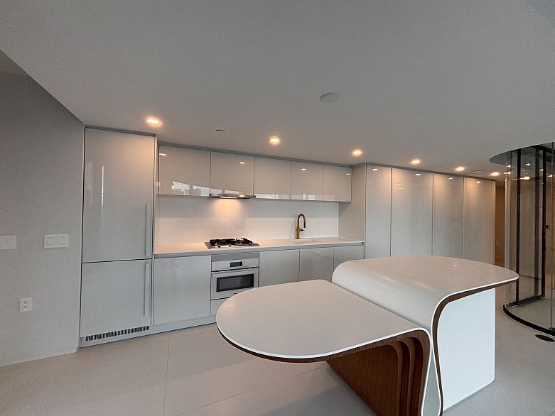 2702 1033 Nelson Street