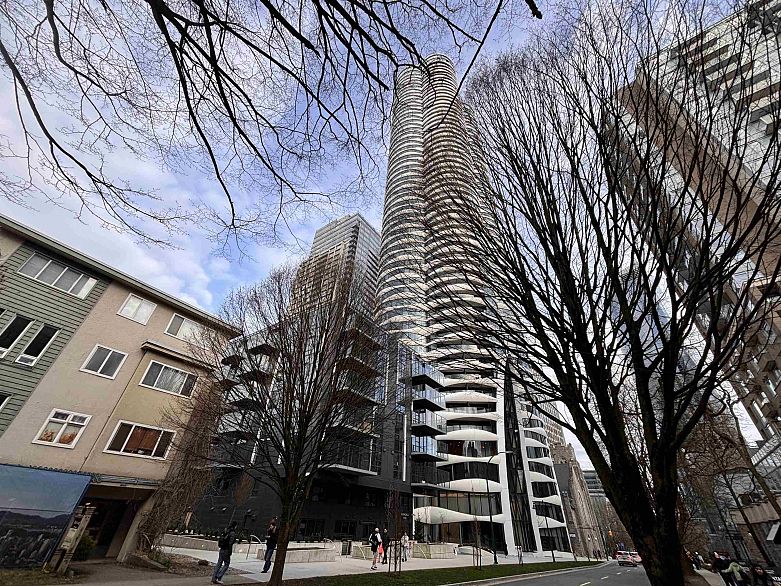 2702 1033 Nelson Street