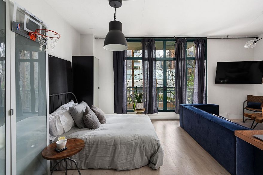 212 22 E Cordova Street