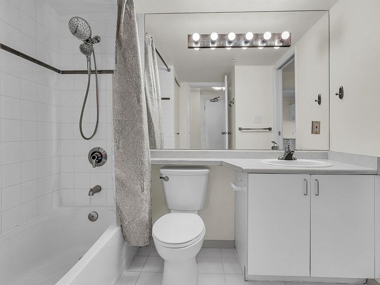 2706 438 Seymour Street