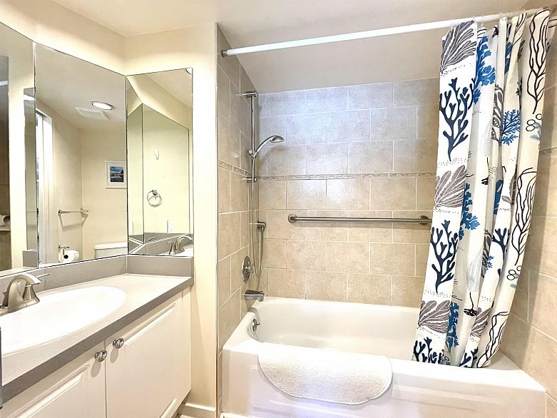 204 5626 Larch Street