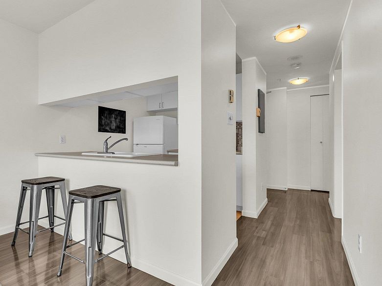 2706 438 Seymour Street