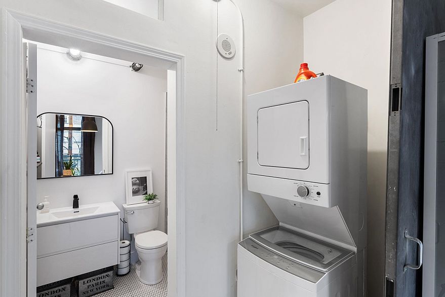 212 22 E Cordova Street