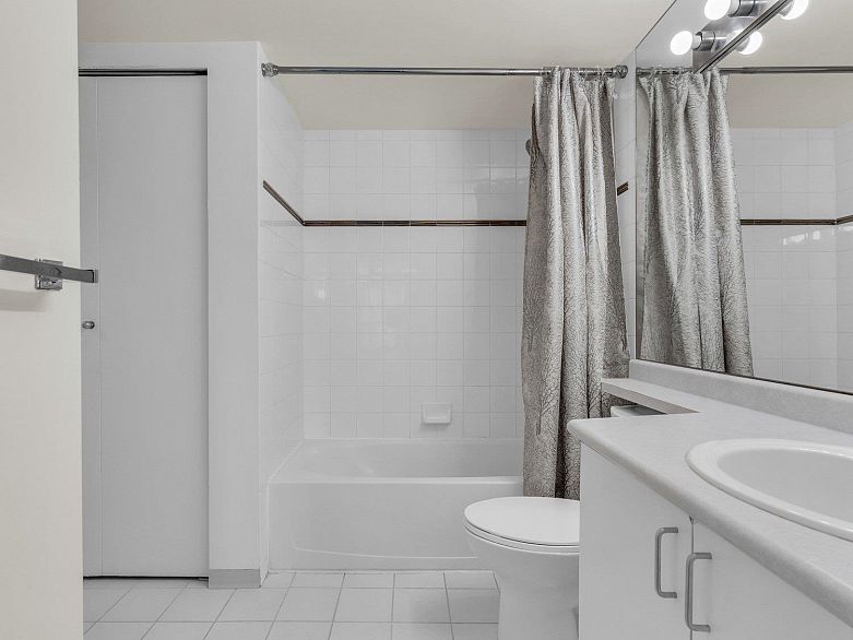 2706 438 Seymour Street