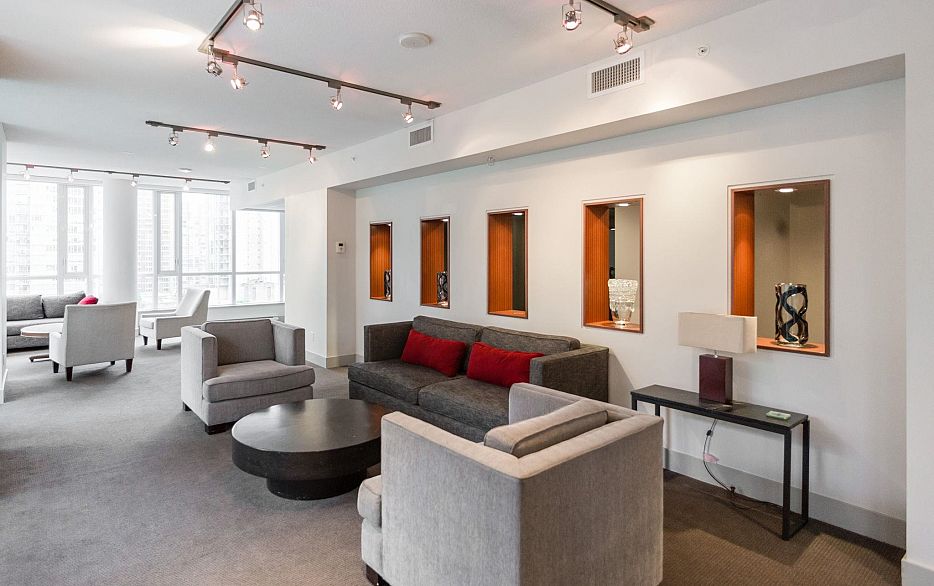 714 833 Seymour Street