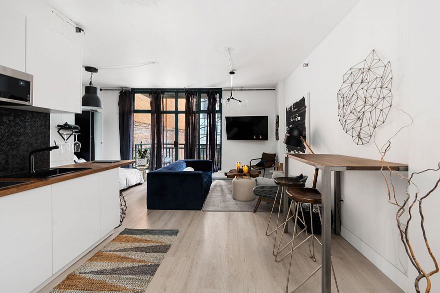 212 22 E Cordova Street