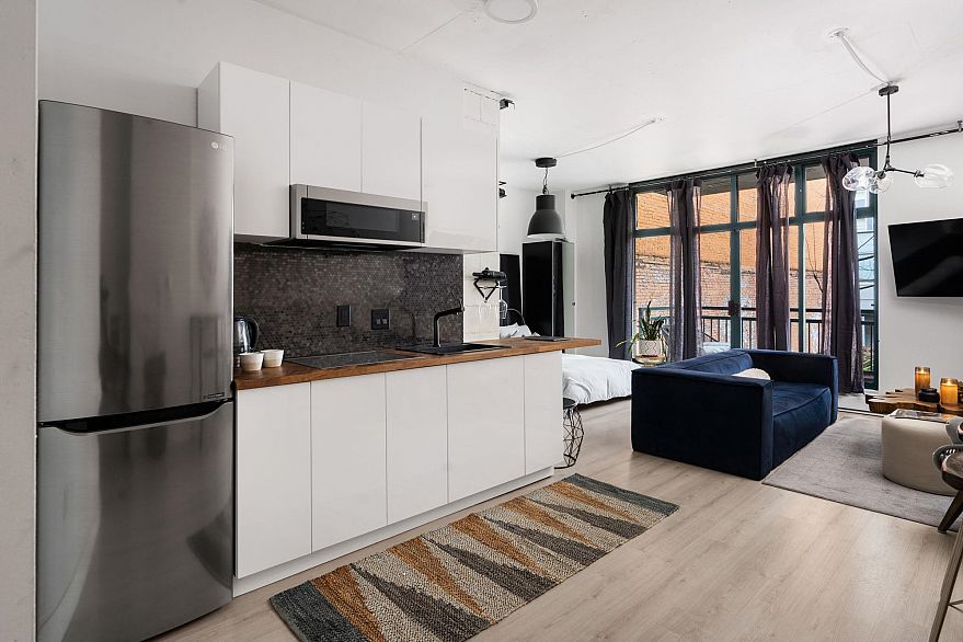 212 22 E Cordova Street