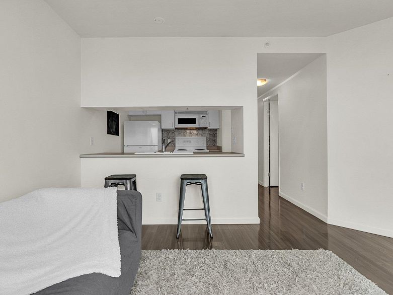 2706 438 Seymour Street