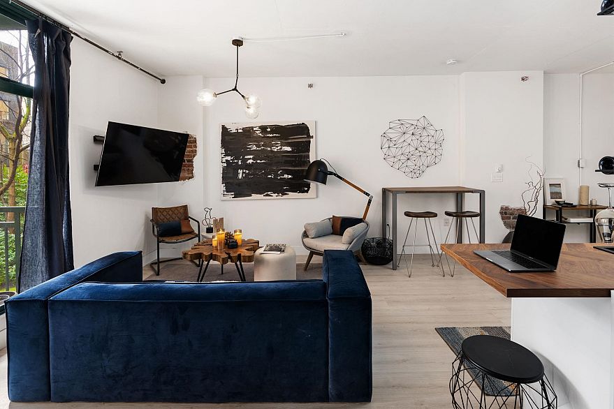 212 22 E Cordova Street