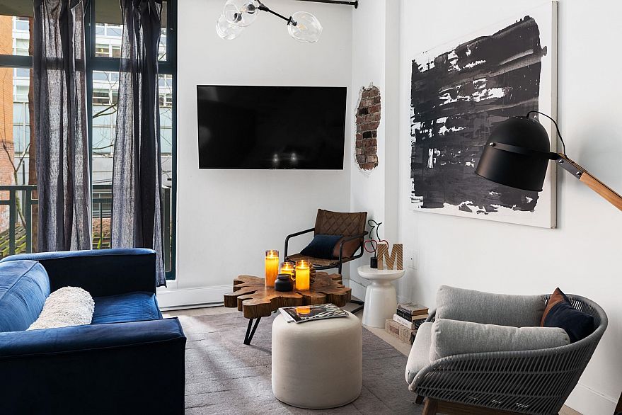 212 22 E Cordova Street