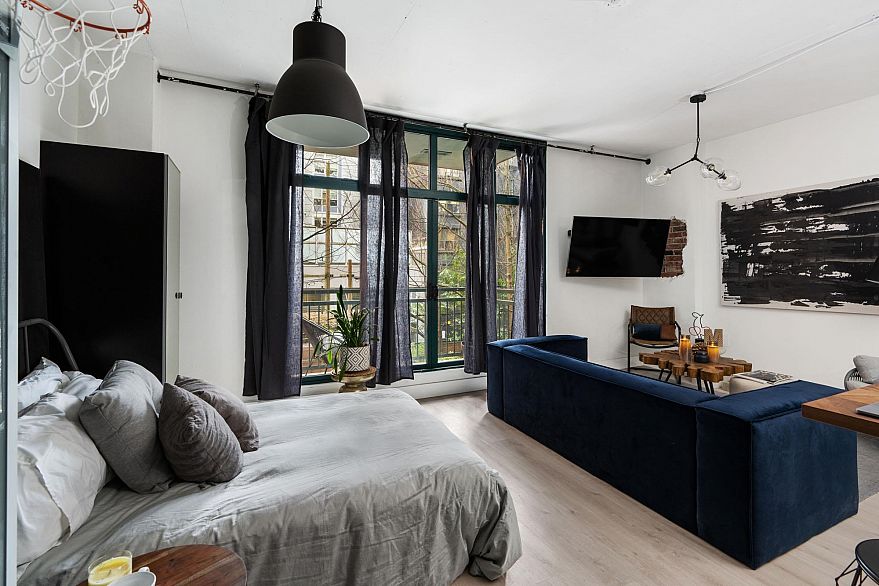 212 22 E Cordova Street