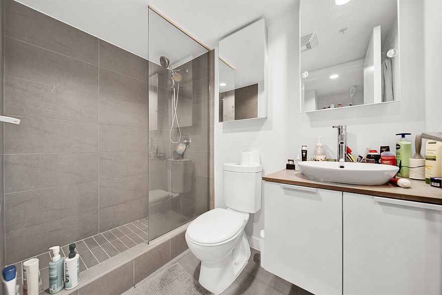 502 128 W Cordova Street