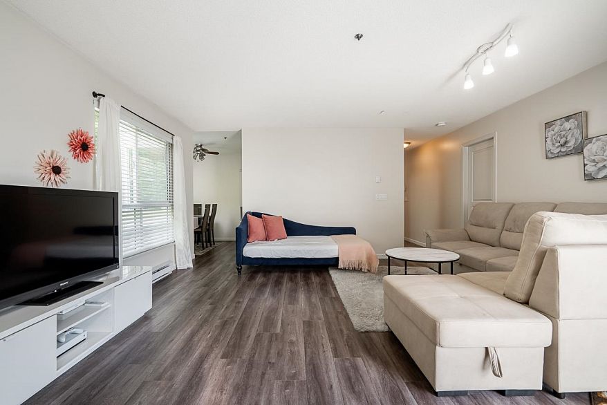 64 2727 E Kent Avenue North