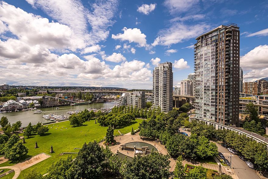 1705 455 Beach Crescent