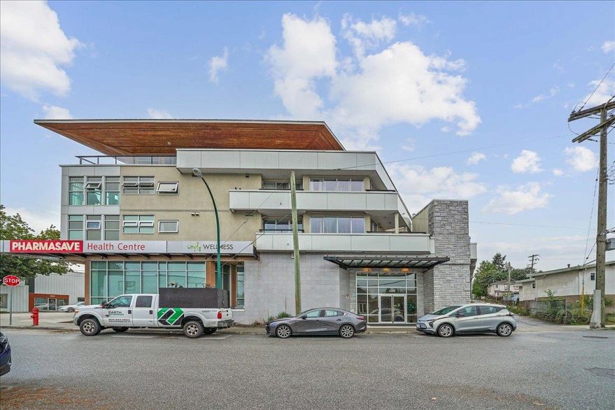 306 4338 Commercial Street