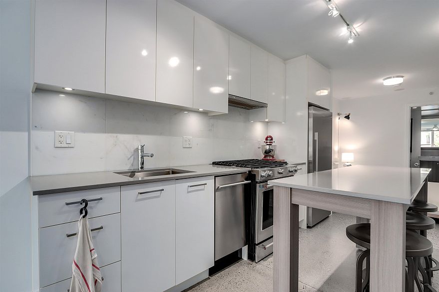 204 231 E Pender Street