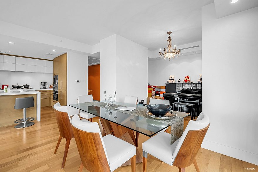 3002 667 Howe Street