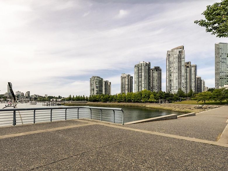 802 1199 Marinaside Crescent